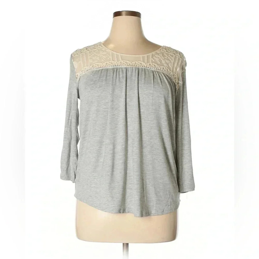 Maurice’s Gray/White‎ Lace Button Back Top